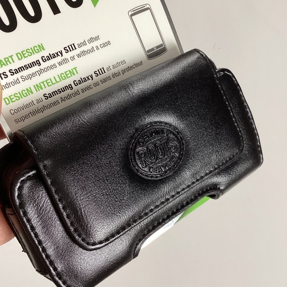 NWT! ROOTS leather phone pouch (bin 2) - Picture 2 of 4